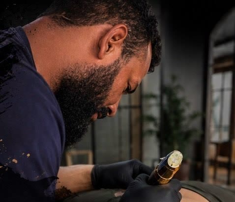 Djair Almeida tatuando em estúdio